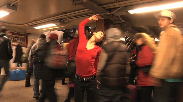 Die in sich ruhende U-Bahn-Tänzerin