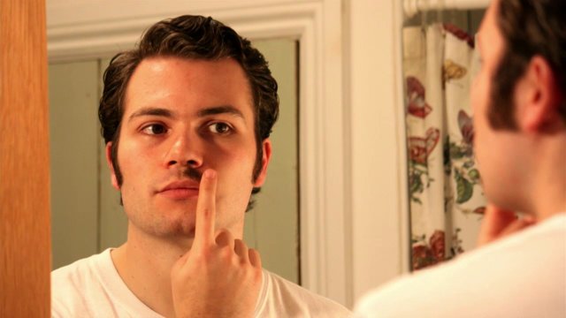 Bartmalerei am morgendlichen Spiegel