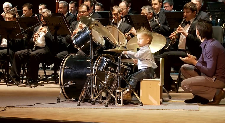 3-Jähriger Drummer spielt mit Orchester