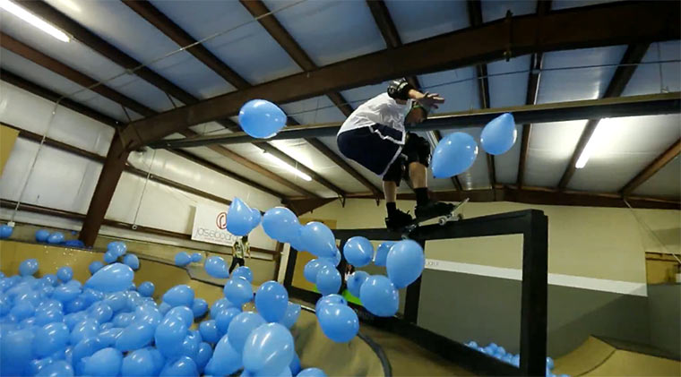 Skateboarden durch 5.001 Ballons