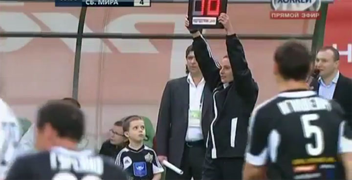 Fußball: Einwechslung eines 5-Jährigen