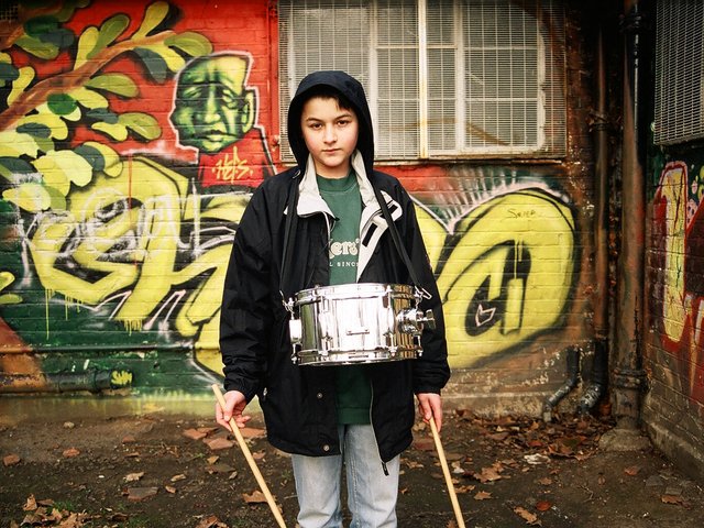 Menschen von 1-100 Jahren trommeln auf eine Trommel