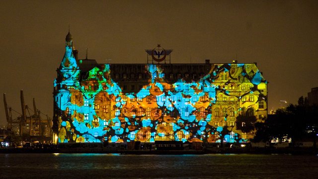 Gebäudeprojektion zeigt Geschichte Istanbuls