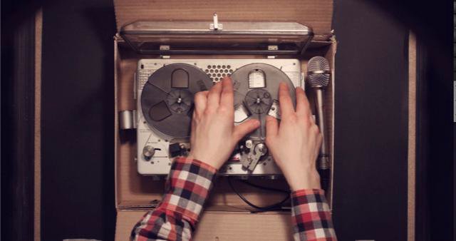 Die abstrakte Reise eines Diktiergerätes