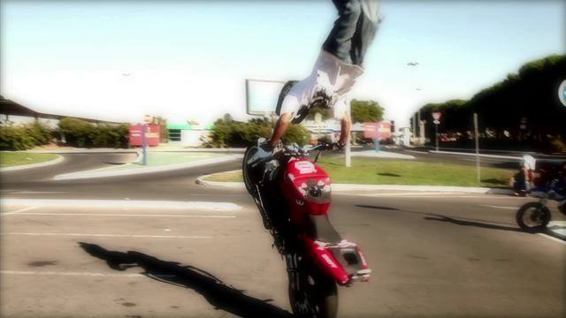 Spontane Motorradtrickserei