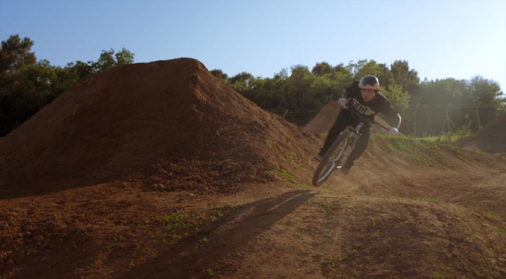 Mountainbike-Fliegen mit Andreu Lacondeguy