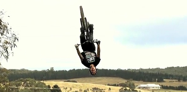 BMX Tricks durch den australischen Himmel