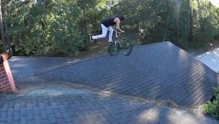 BMX-Tricksen auf dem Dach