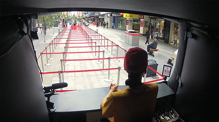 Schlangestehen für eine Tüte Chips?