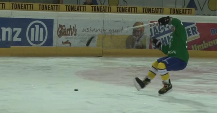 Wenn Fußballer sich an Eishockey versuchen