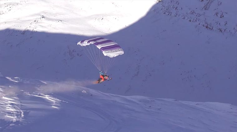 Schneemobil-Paragliding