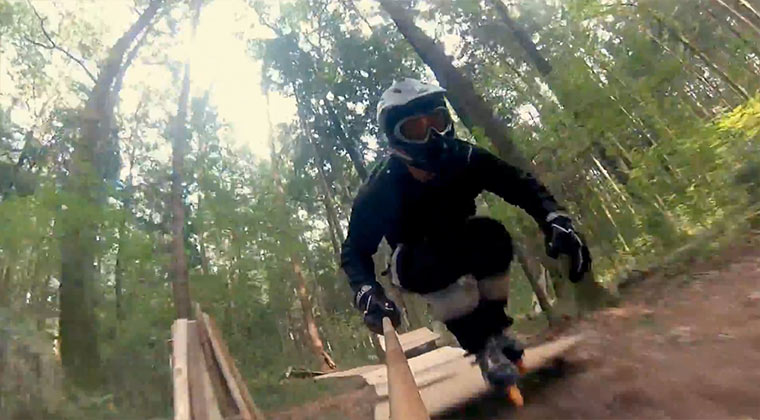 Auf Inlinern durch den Wald brettern