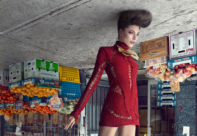 Hübsche Damen schweben an der Fußbodendecke