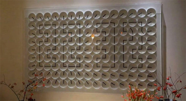 Wanduhr aus 135 Mini-Uhren