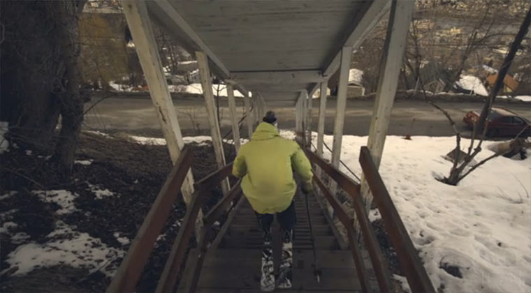 Mit den Skiern durch die verschneite Stadt