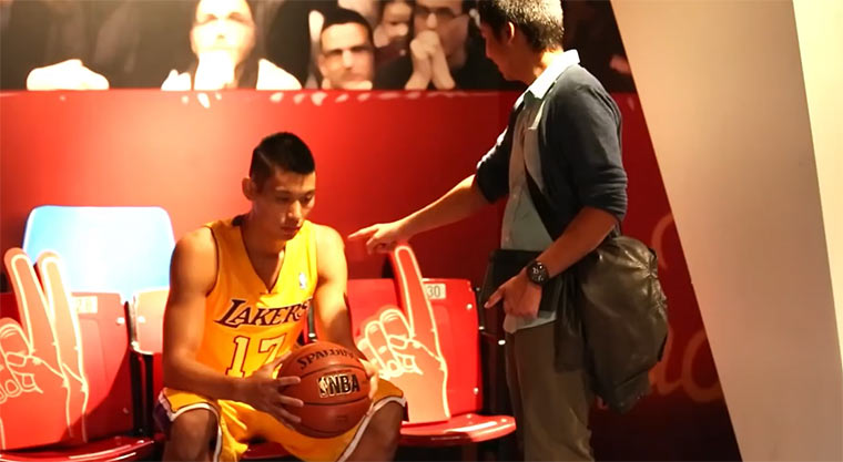 NBA-Star tut als wäre er eine Wachsfigur