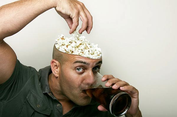 Surreale Selbstprotraits: Manu Pombrol