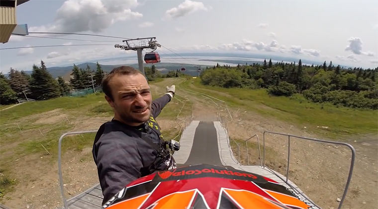 Mountainbike: Downhill POV am Morgen