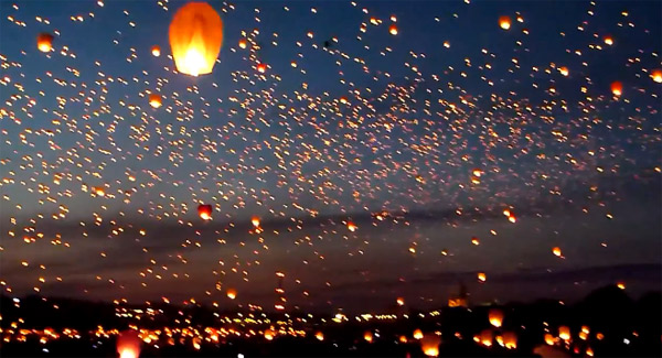 Rekord: 8.000 Lampions im polnischen Nachthimmel