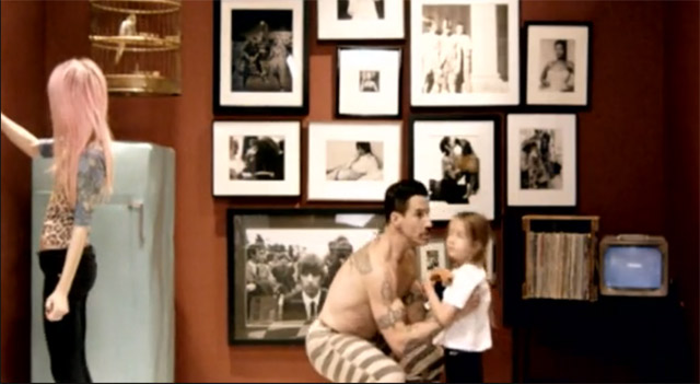 Red Hot Chili Peppers – Look Around