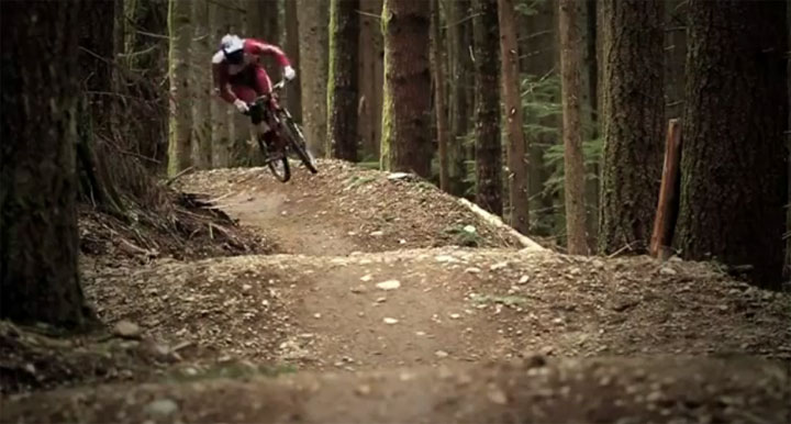 Downhill durch den Wald mit Brandon Semenuk