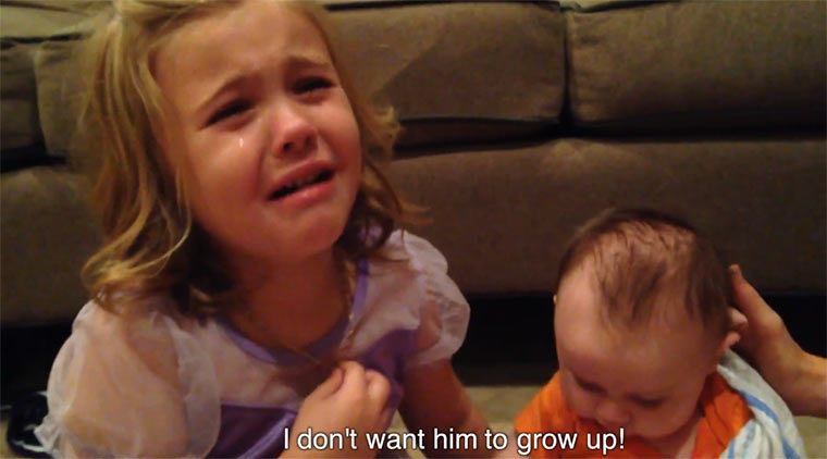 Sweet: 5-Jährige will nicht, dass ihr Baby-Bruder wächst