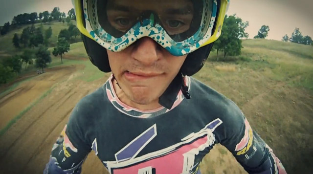 Unterhaltsam: Motocross-Springer-Mimiken