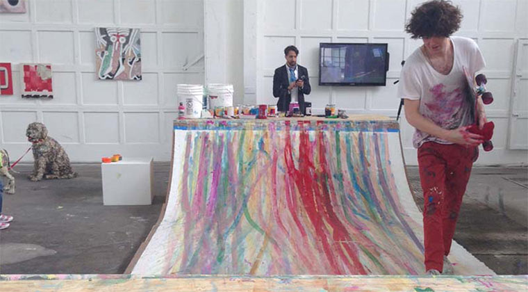 Gemälde mit dem Skateboard malen