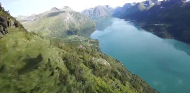 Mit Helmkamera und Wingsuit vom norwegischen Berg