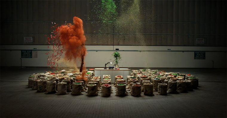 Explosives Gewürzfeuerwerk in Slowmotion