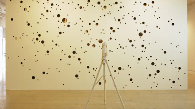 Kunstwerk steht vor und besteht aus Wand