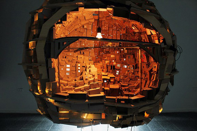 Das fliegende Gehirn aus Karton