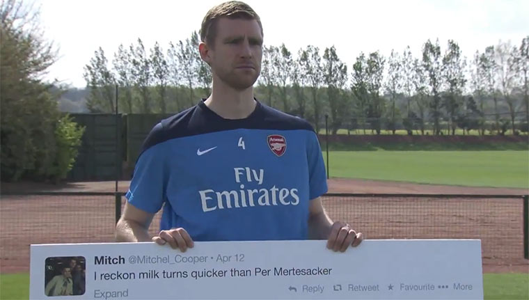 Poldi & Mertesacker stellen sich gemeinen Tweets