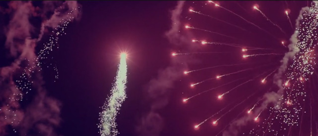 Rückwärts-Slowmotion-Feuerwerk