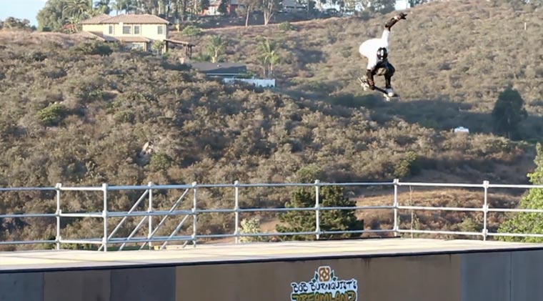 Bob Burnquist hat eine 8m-Quarterpipe im Garten