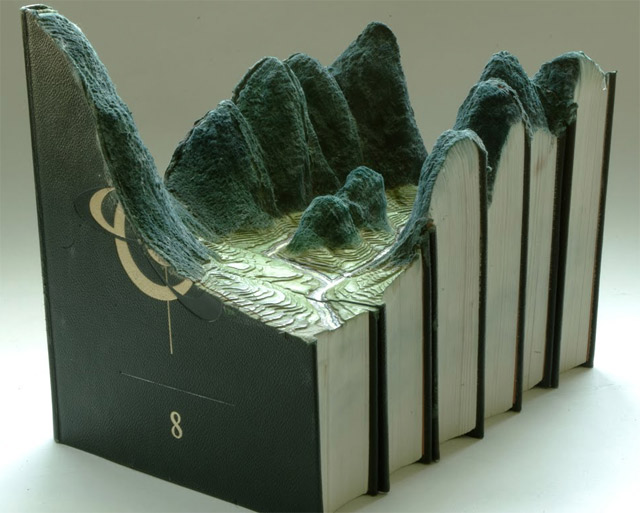 Aus Büchern geschnitzte Landschaften