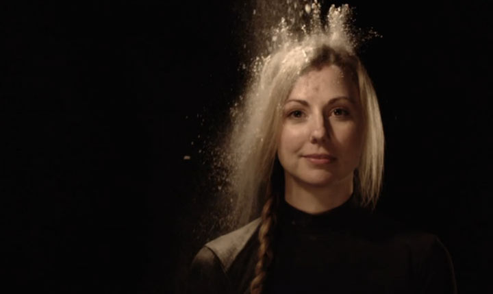 Slowmotion: Kreide ins Gesicht