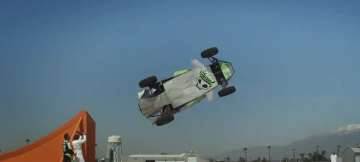 Weltrekord-Korkenzieher-Autosprung