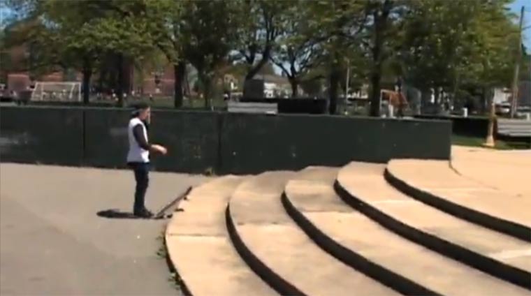 Die Hartnäckigkeit eines Skaters beim Trickversuch