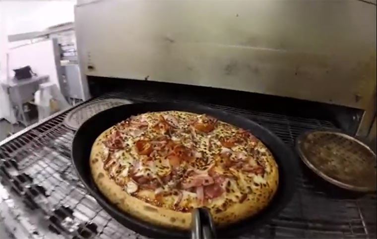 Ein normaler Tag eines Pizzablechgriffes