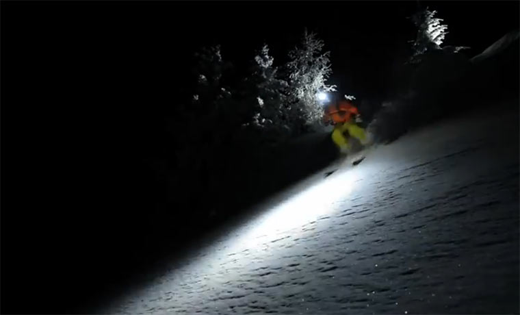 Skifahren in pechschwarzer Nacht