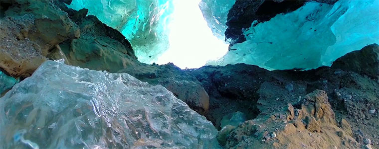 Drohnenflug durch Eishöhlen