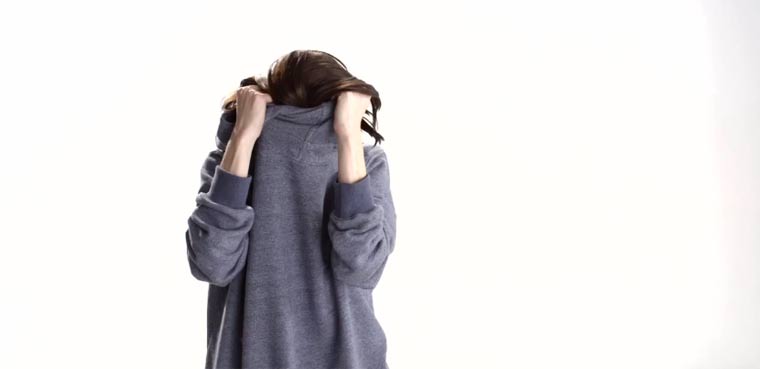 Gefangen im Kapuzenpulli: Musikvideo zu „Easy Or Not“