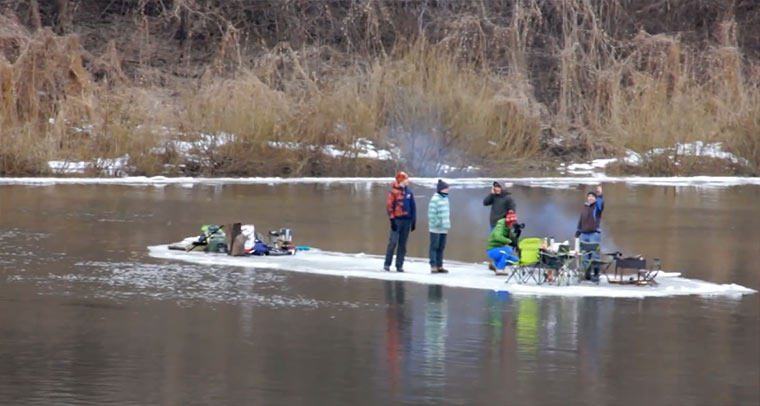 Auf der Eisscholleninsel über den Fluss fahren