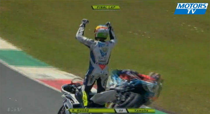 Rennfahrer lässt sich feiern. Eine Runde zu früh.