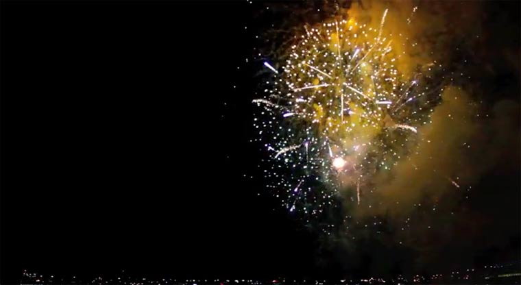 Feuerwerk in rückwärtiger Zeitlupe