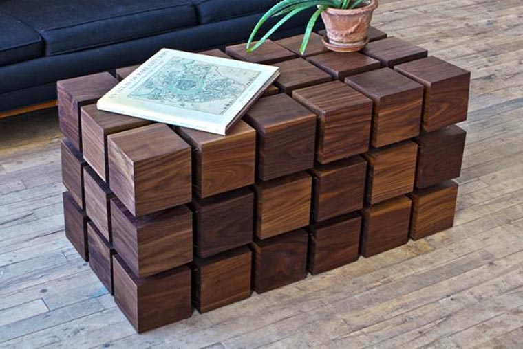 Tisch aus schwebenden Holzwürfeln