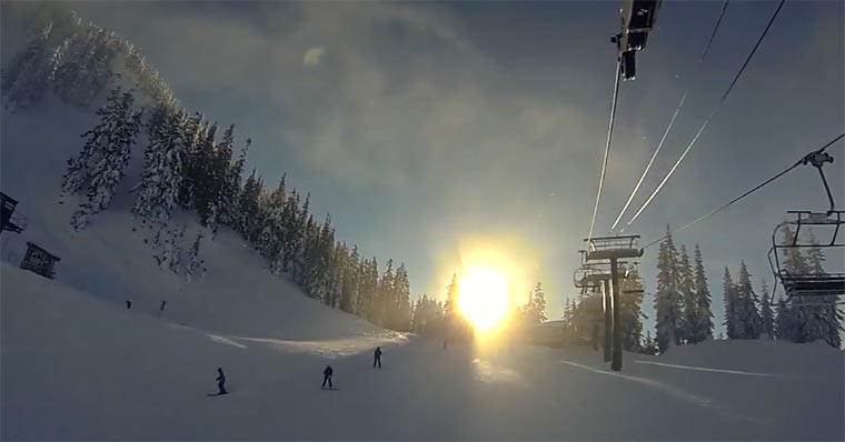 Snowboardabfahrt im Pulverschnee