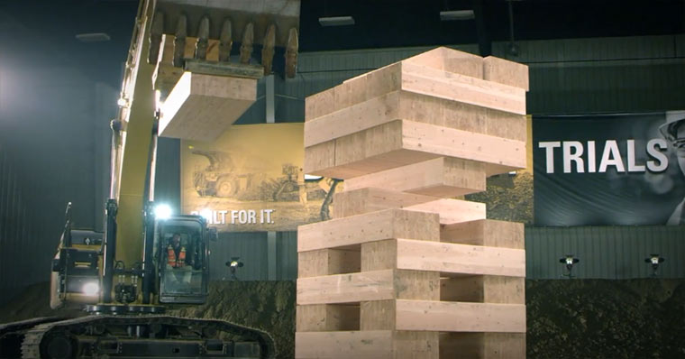 Gigantisches Bagger-Jenga