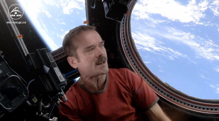 ISS-Astronaut Hadfield – Space Oddity (Bowie Cover)